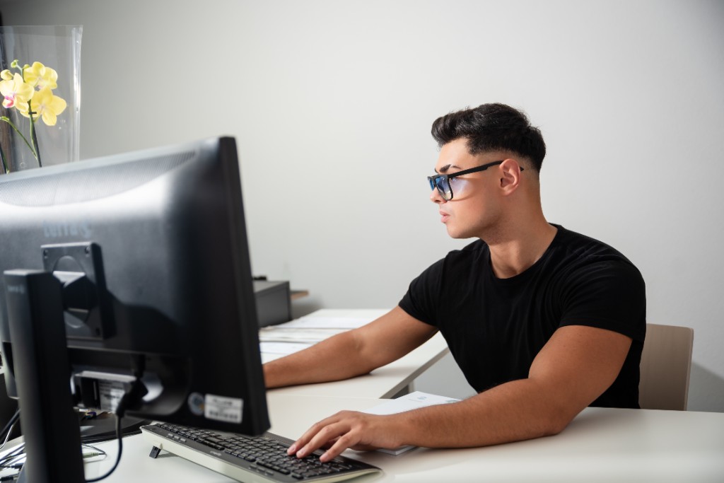 WAI Mitarbeiter analysiert Prozesse direkt im Arbeitsalltag